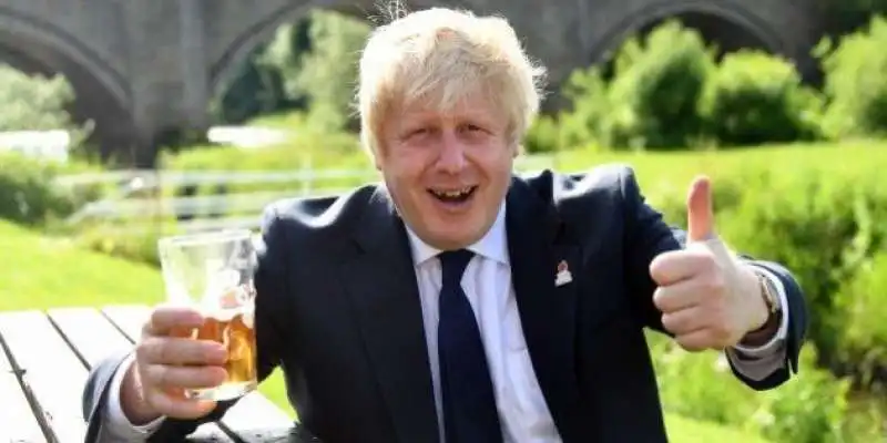 boris johnson beve birra 1