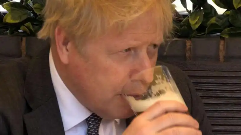 boris johnson beve birra 2