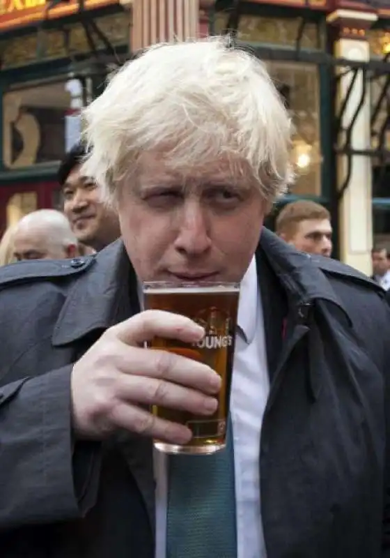 boris johnson beve birra 3