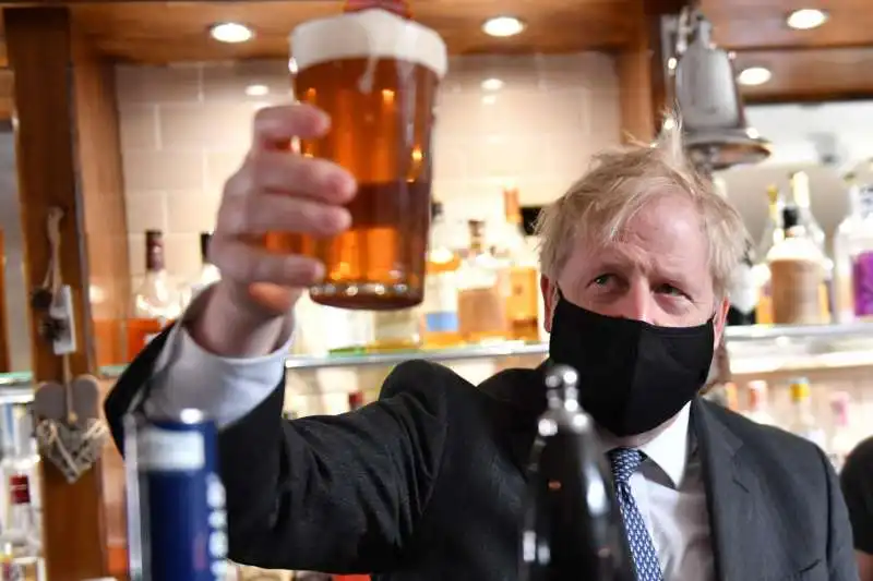 boris johnson beve birra 4