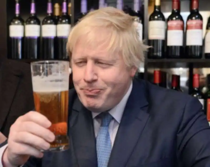 boris johnson beve birra 5