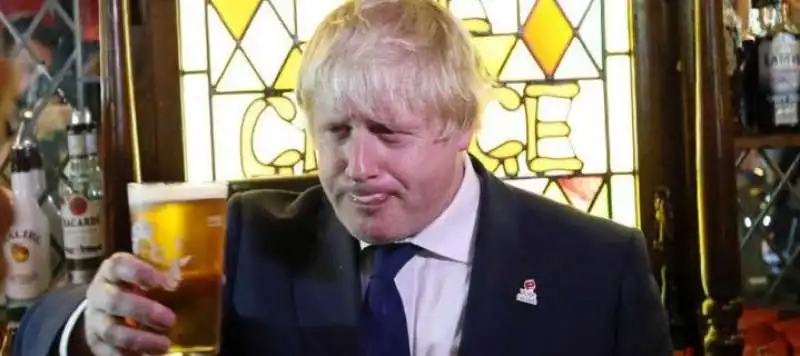 boris johnson beve birra 6