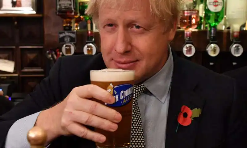 boris johnson beve birra 7