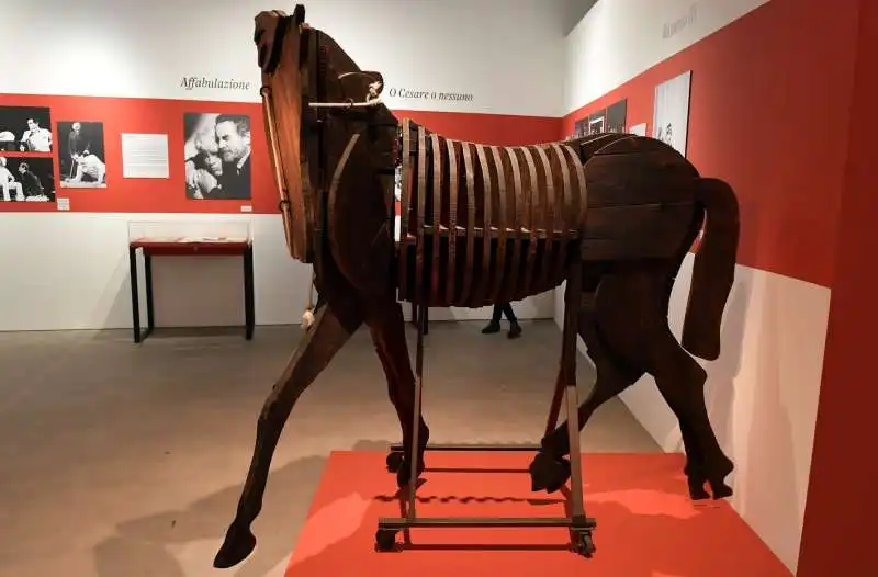 cavallo di scena per il riccardo iii di mario ceroli