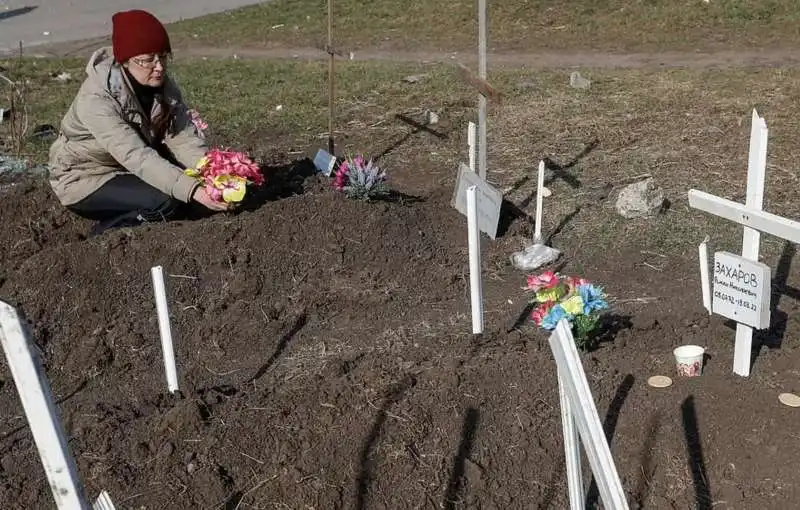 cimiteri improvvisati a mariupol    1