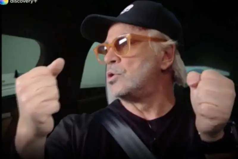 CROZZA IMITA BRIATORE IN AUTOSTRADA 