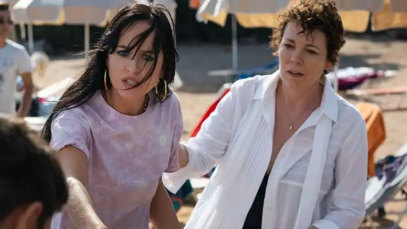 dakota johnson olivia colman   la figlia oscura