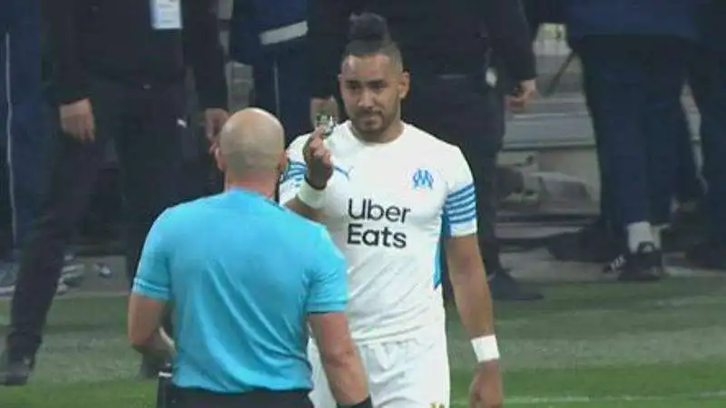 dimitri payet colpito con un pezzo di vetro lanciato dagli spalti 