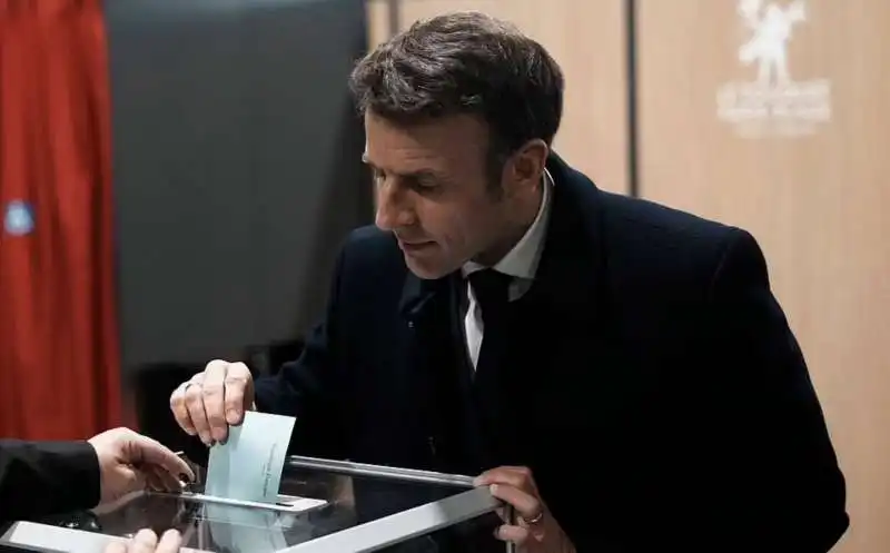 emmanuel macron al voto 