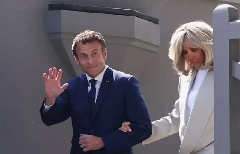 emmanuel macron con brigitte vota al ballottaggio