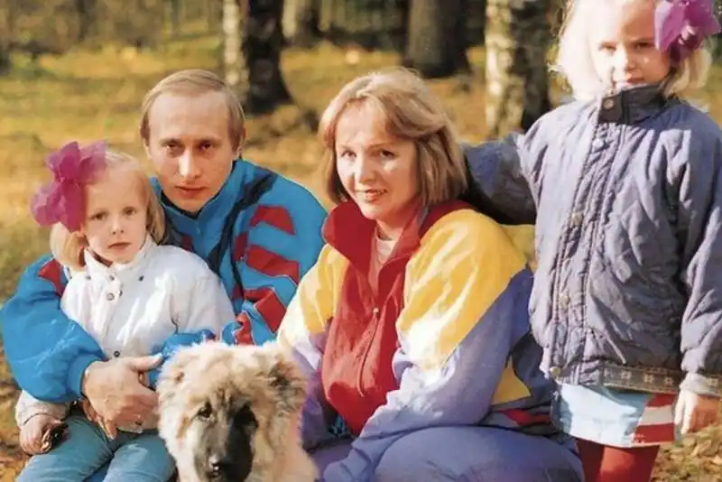 FOTO DI FAMIGLIA DI VLADIMIR PUTIN CON LE FIGLIE KATERINA TIKHONOVA E MARIA VORONTSOVA 