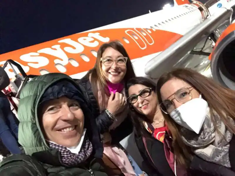 I QUATTRO INFERMIERI CHE HANNO SALVATO LA VITA A UN PASSEGGERO DI UN AEREO COLTO DA UN MALORE 