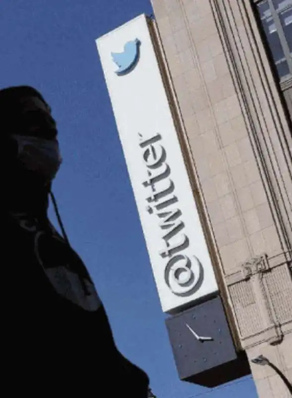 IL LOGO DI TWITTER DAVANTI ALLA SEDE DELLA SOCIETA, A SAN FRANCISCO 