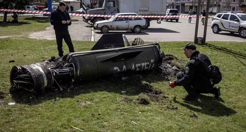 il missile che ha colpito kramatorsk, con la scritta 'per i bambini'