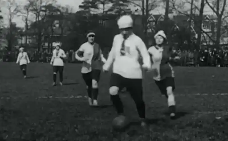 il video della prima partita di calcio femminile in gran bretagna 2