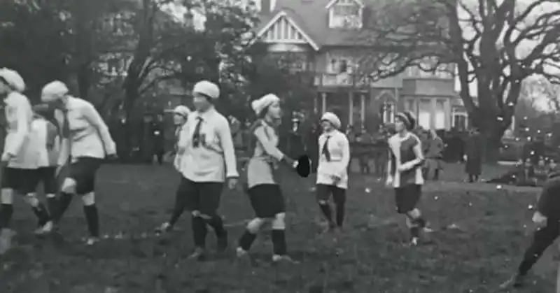 il video della prima partita di calcio femminile in gran bretagna 5