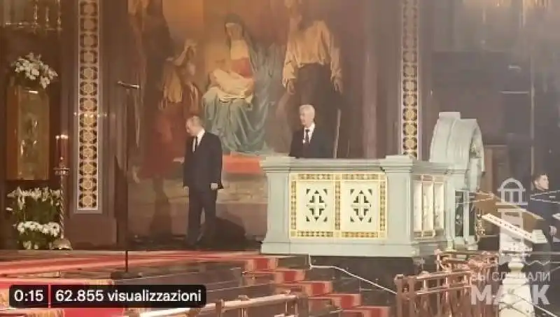 il video fake di putin alla messa di pasqua a mosca.  