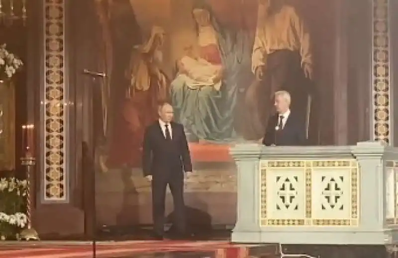 il video fake di putin alla messa di pasqua a mosca 5