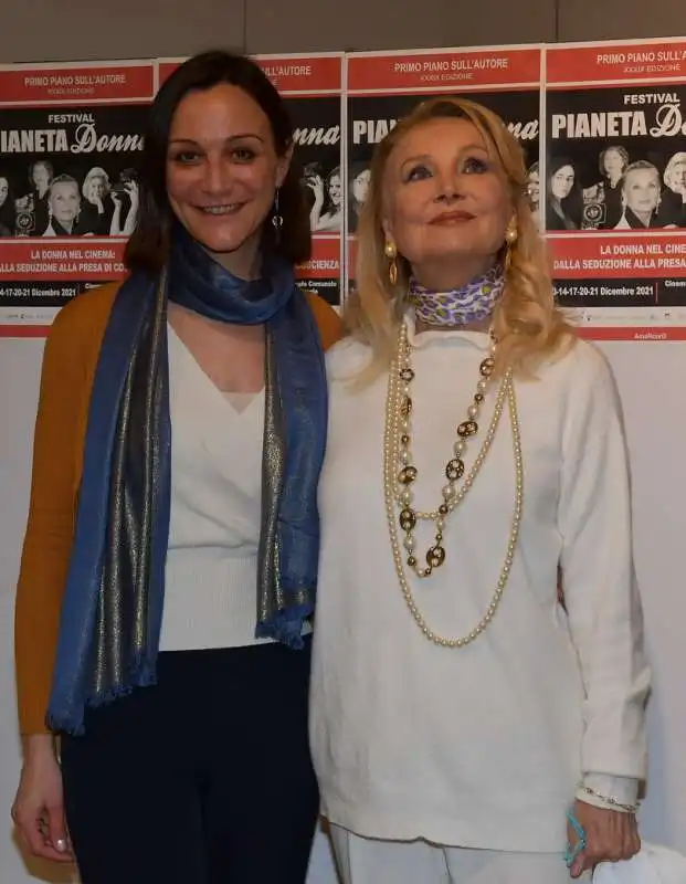 ilaria orlandi  barbara bouchet  foto di bacco