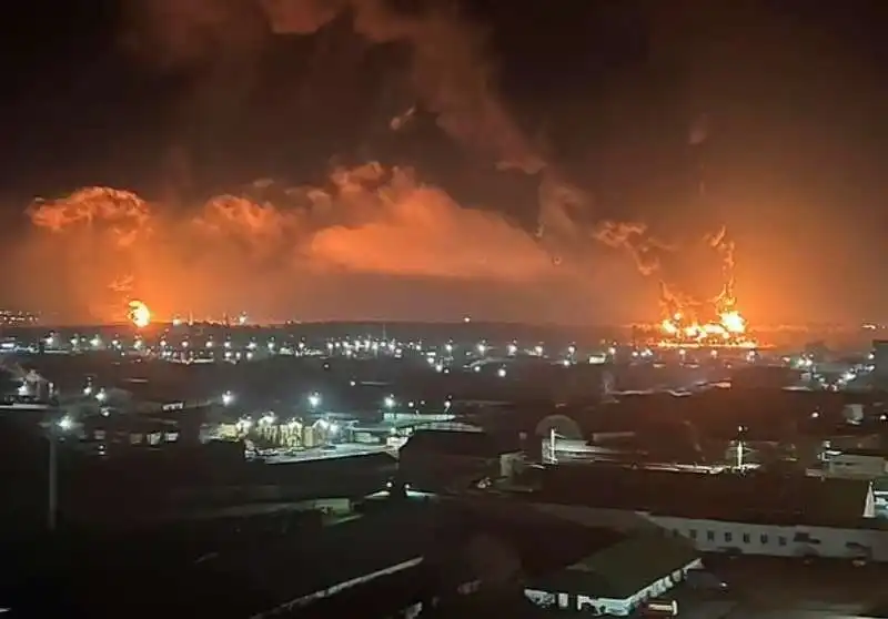 INCENDIO IN UN DEPOSITO DI PETROLIO A BRYANSK, IN RUSSIA 