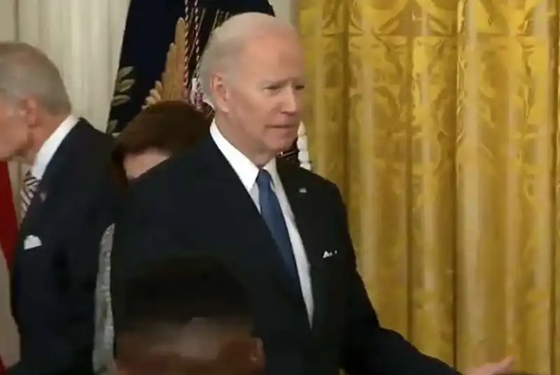 joe biden ignorato da staff e fan che si accalcano intorno a barack obama 1