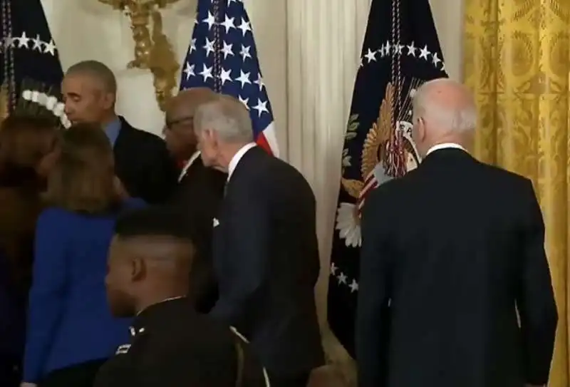 joe biden ignorato da staff e fan che si accalcano intorno a barack obama 2