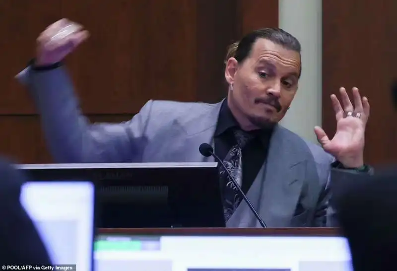 Johnny Depp durante la sua testimonianza