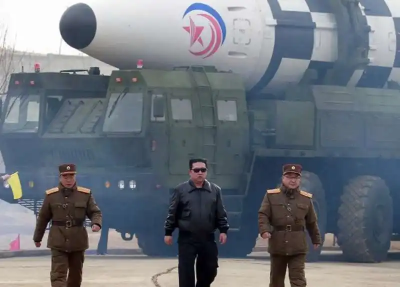 KIM JONG UN IN VERSIONE TOP GUN