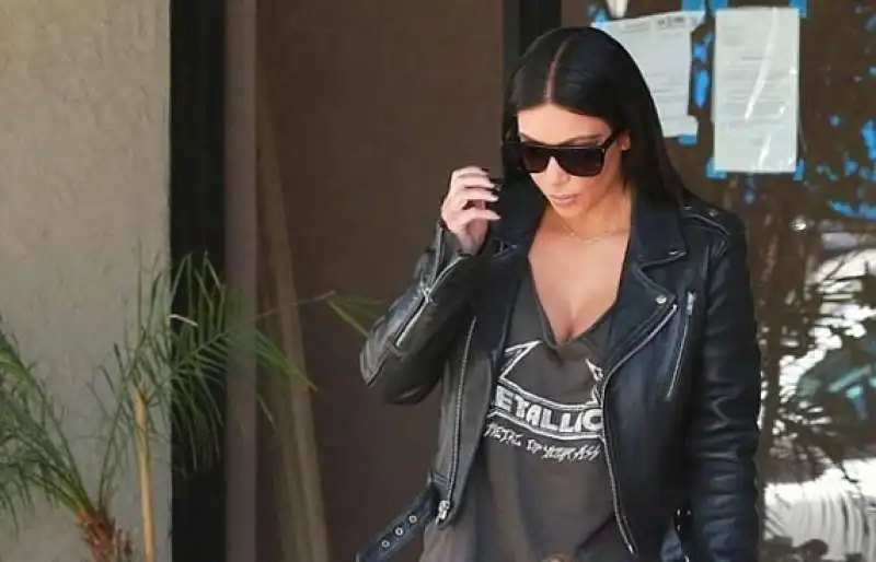 kim kardashian con la maglietta dei metallica 