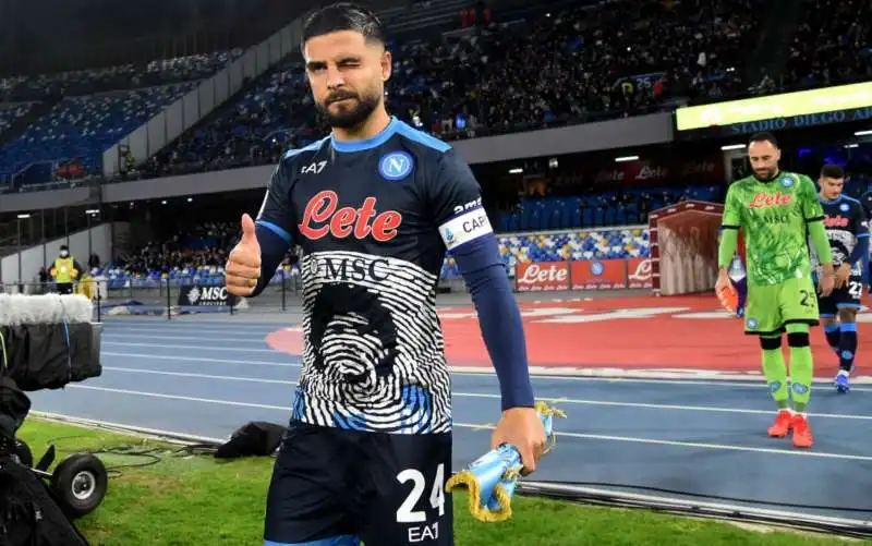 la maglia del napoli in onore di maradona 1