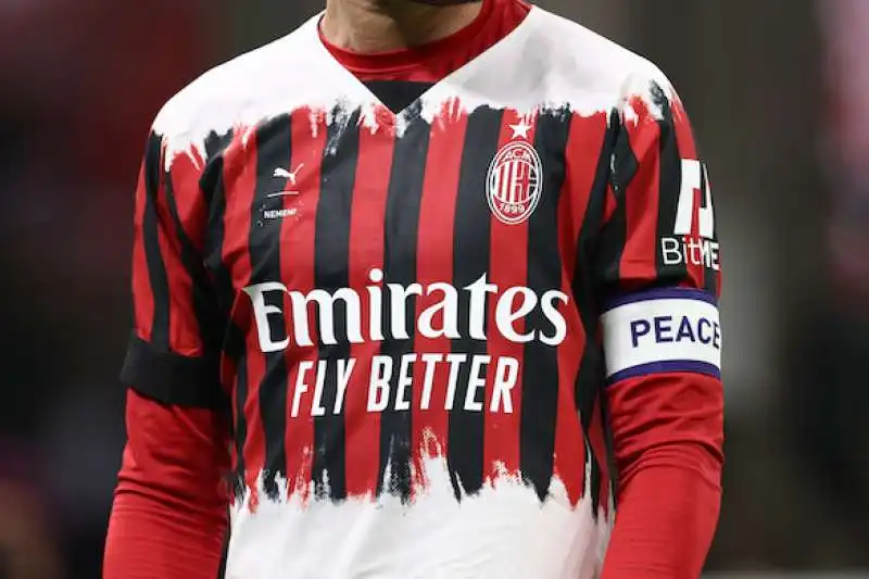 la quarta maglia del milan 