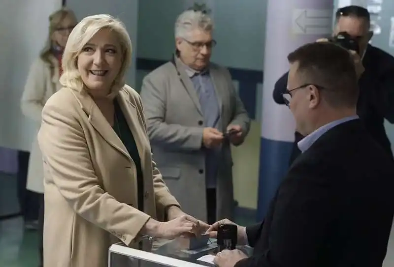 marine le pen al voto  