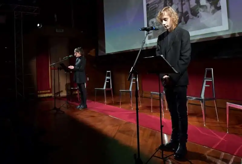 nina pons e nathaniel frisch leggono una poesia di anna fendi  foto di bacco