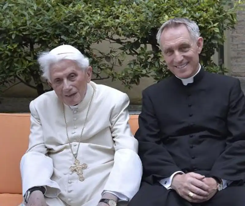 PAPA BENEDETTO XVI MONSIGNOR GEORG GANSWEIN 