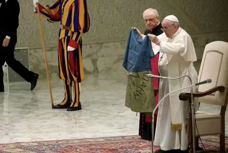 papa francesco con la bandiera ucraina di bucha  