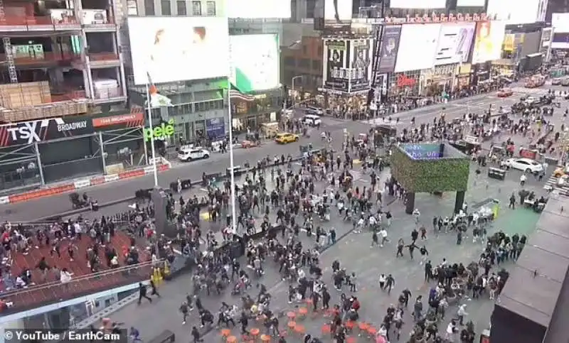 Pedoni scappano dopo esplosione a Times Square 2