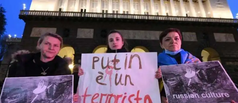 proteste contro i russi davanti al teatro san carlo di napoli 2