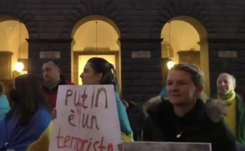 proteste contro i russi davanti al teatro san carlo di napoli 3