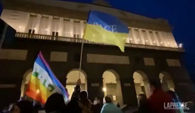 proteste contro i russi davanti al teatro san carlo di napoli 4