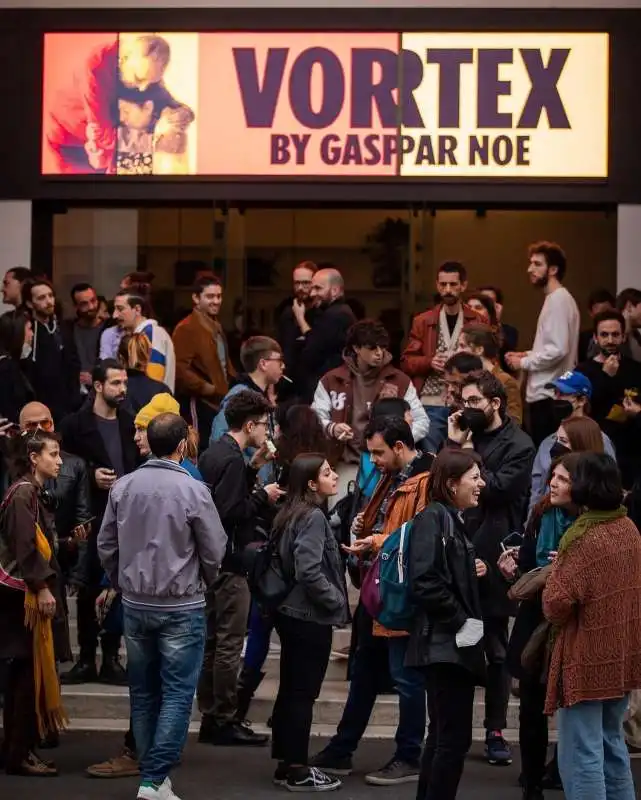 ragazzi all ingresso del cinema troisi per vortex 