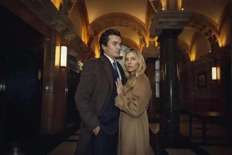 rupert friend sienna miller   anatomia di uno scandalo 