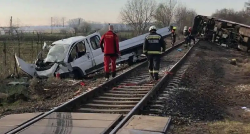 SCONTRO TRA TRENO E FURGONE IN UNGHERIA 