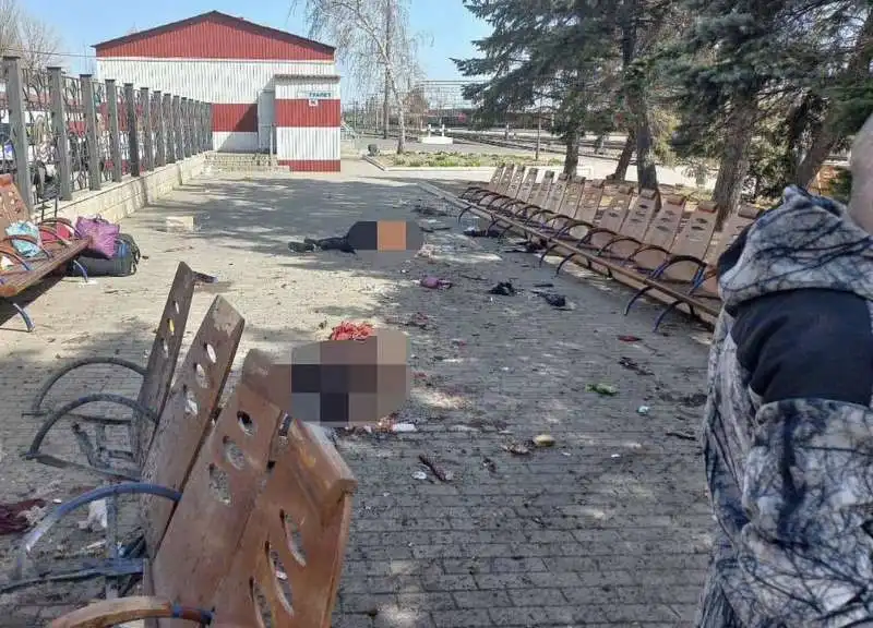 strage di civili in fuga alla stazione ferroviaria di kramatorsk   10