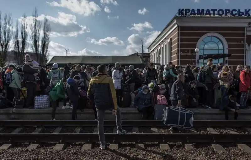  civili in fuga alla stazione ferroviaria di kramatorsk   3