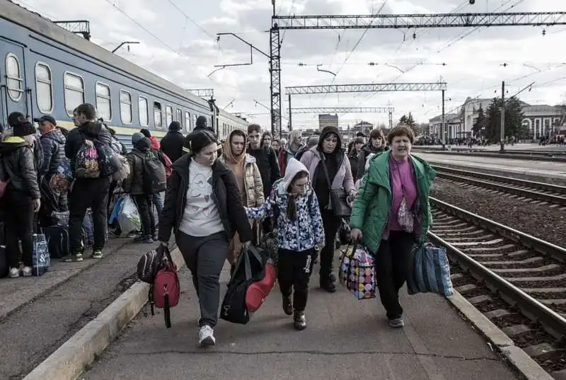  civili in fuga alla stazione ferroviaria di kramatorsk   6