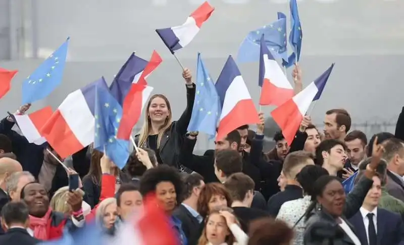 supporter di macron festeggiano la rielezione