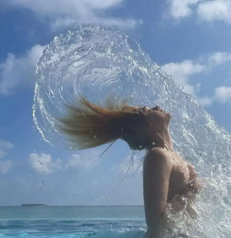 topless in piscina 2