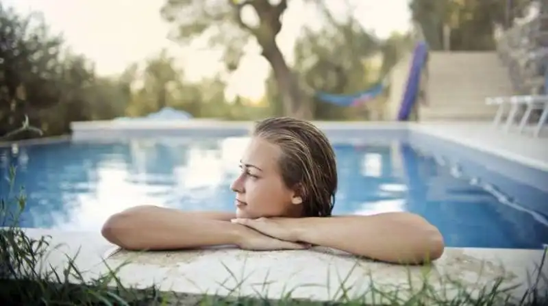 topless in piscina 3