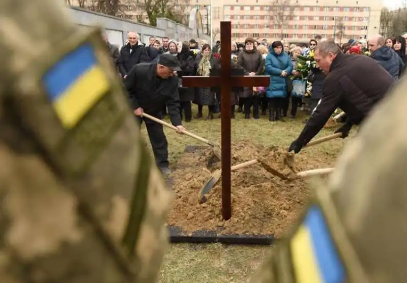 UCRAINA - CIVILI USATI COME SCUDI UMANI DAI RUSSI A OBUKHOVYCHI 