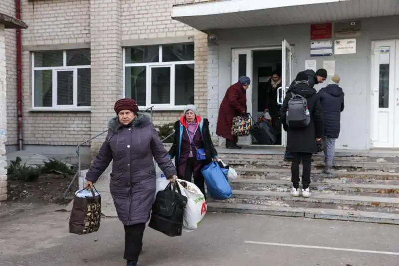 ucraina, evacuazione di civili nella regione di lugansk   14